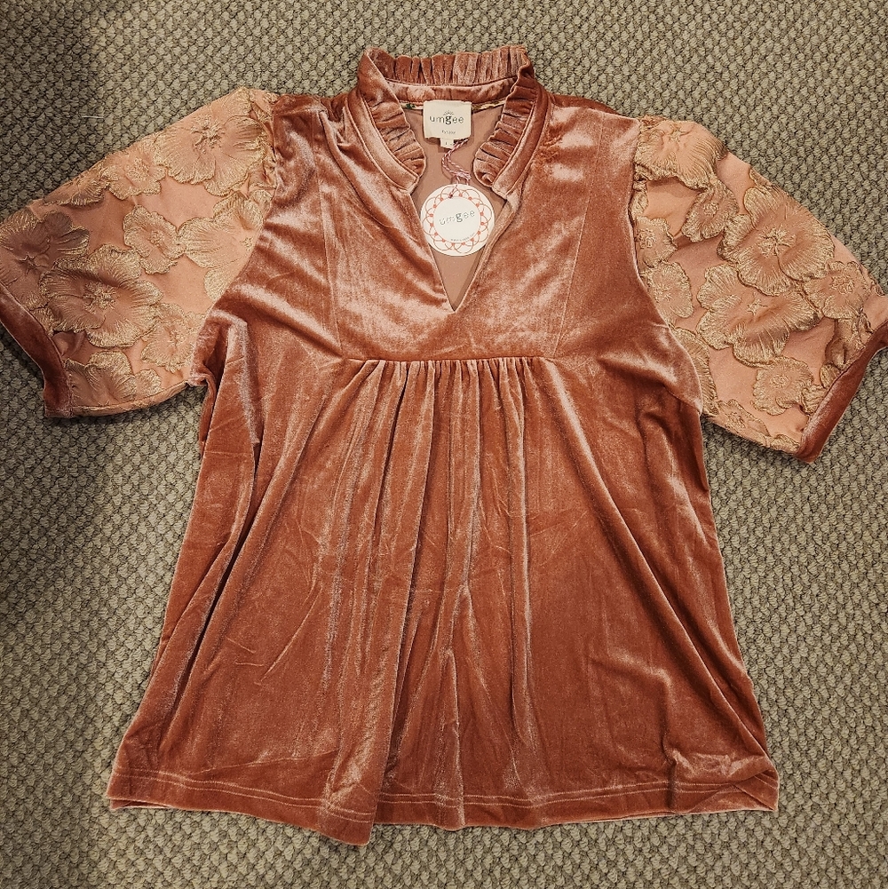 Umgee Velvet Rose Top with Gold Floral  Brocade Sleeves Sz Large